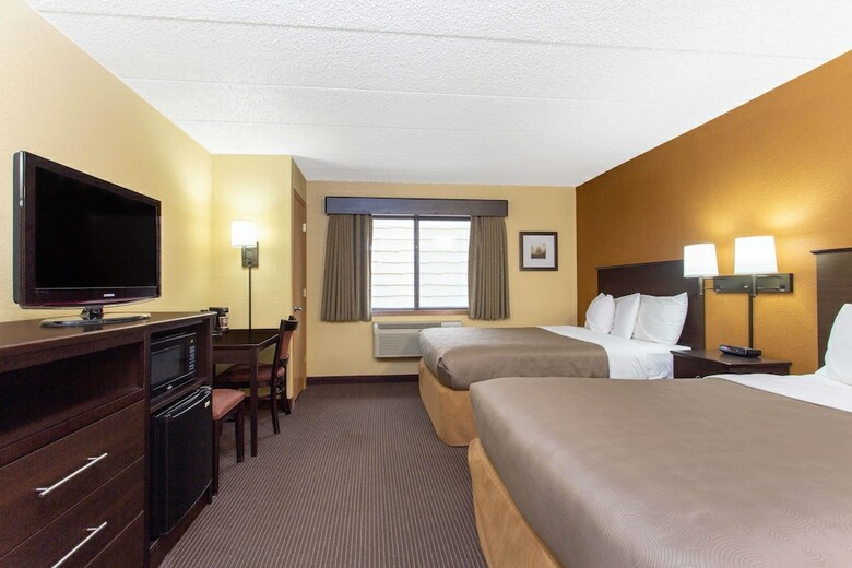 Hotel Americinn By Wyndham West Bend