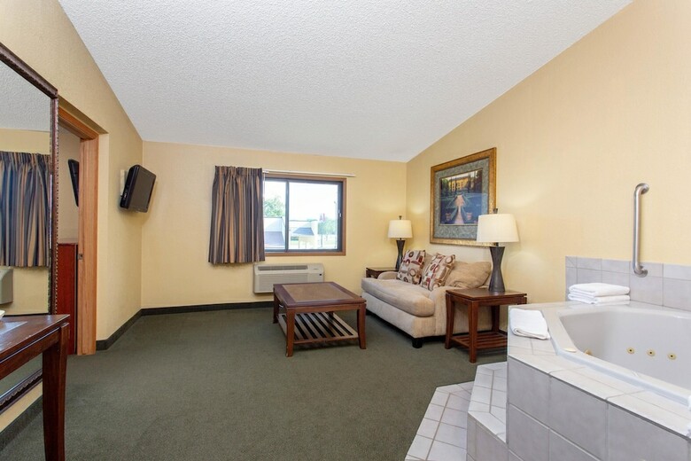Hotel Americinn By Wyndham West Bend