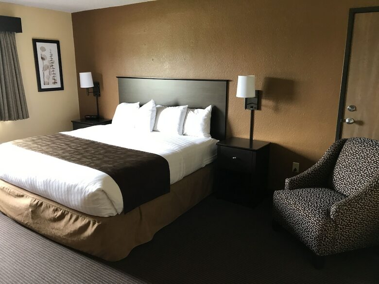 Hotel Americinn By Wyndham West Bend