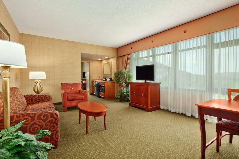 Embassy Suites By Hilton Hot Springs Hotel & Spa