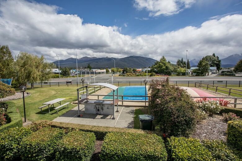 Te Anau Top 10 Holiday Park