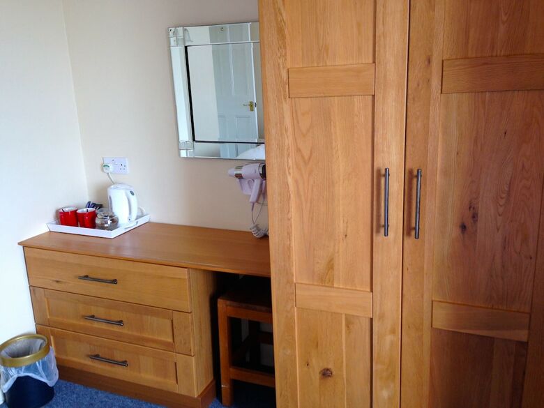 Hotel The Kings Head & Channel View