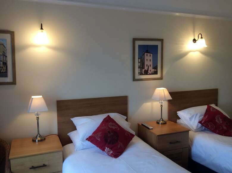 Hotel The Kings Head & Channel View
