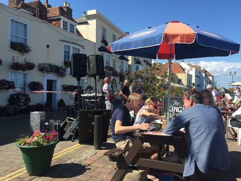 Hotel The Kings Head & Channel View