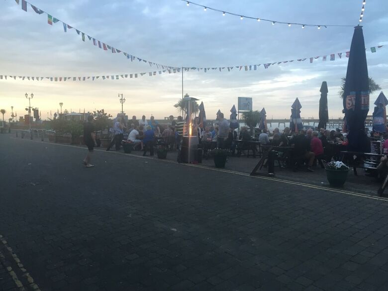 Hotel The Kings Head & Channel View