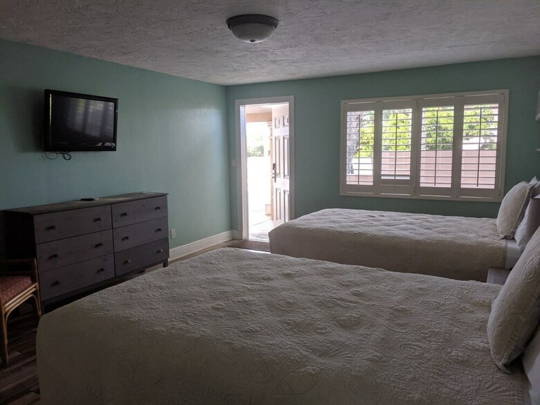 Shoreline Suites & Cabana Cottages