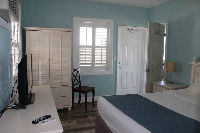 Shoreline Suites & Cabana Cottages