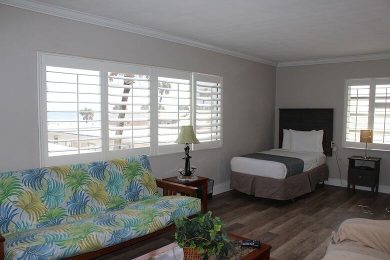 Shoreline Suites & Cabana Cottages