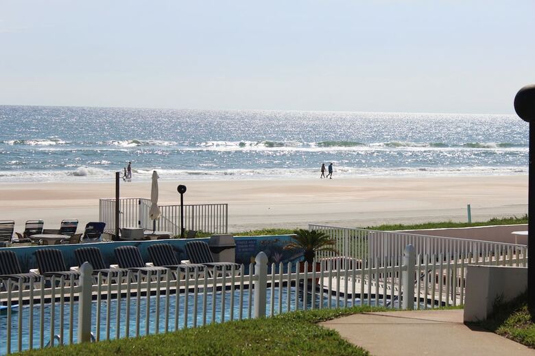 Shoreline Suites & Cabana Cottages