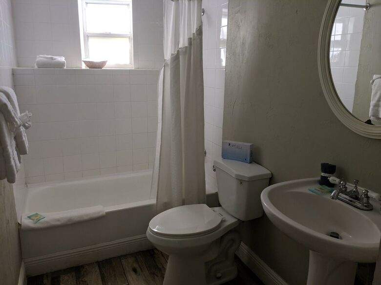 Shoreline Suites & Cabana Cottages