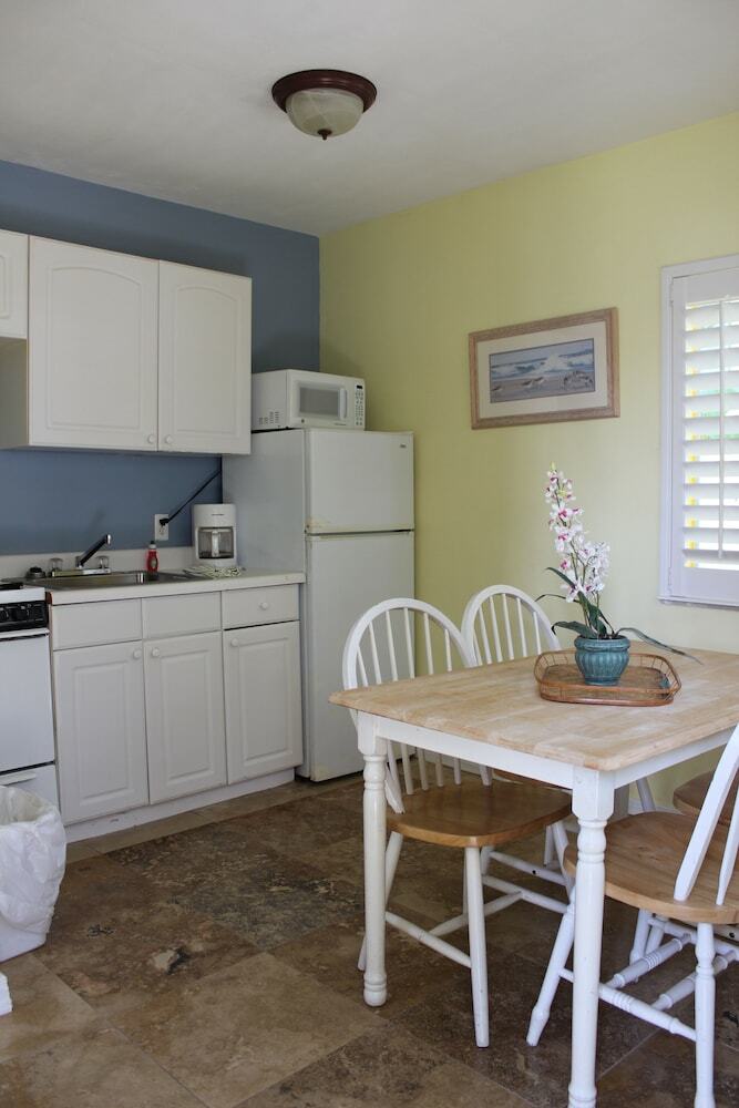 Shoreline Suites & Cabana Cottages