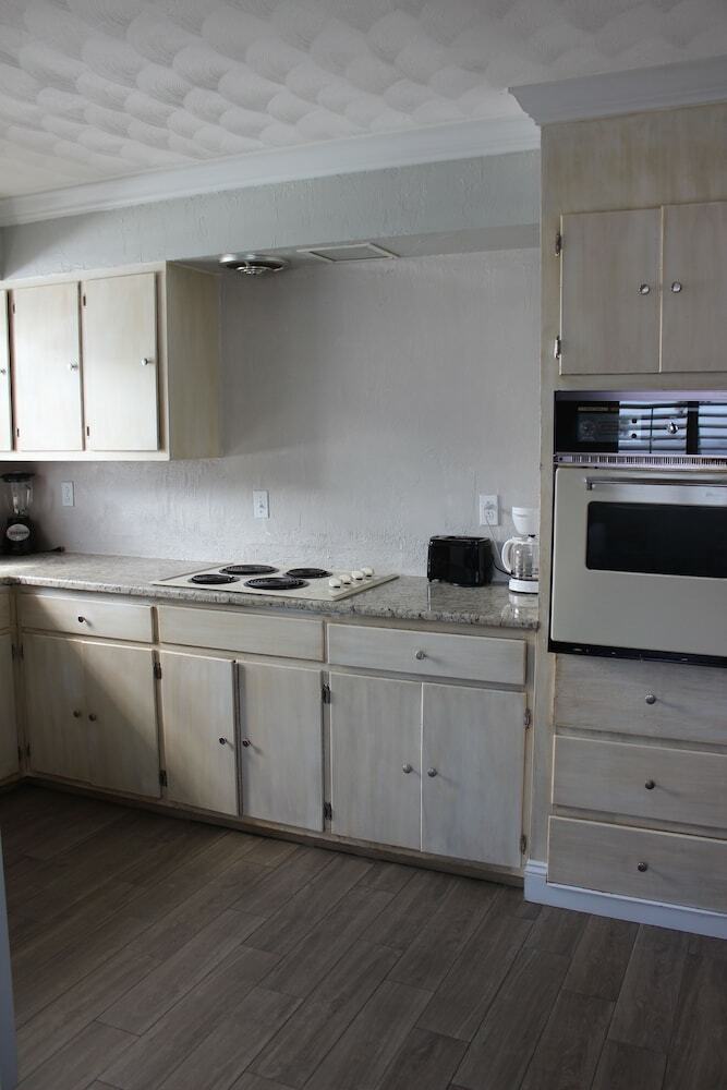 Shoreline Suites & Cabana Cottages