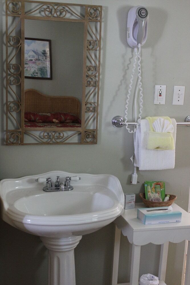 Shoreline Suites & Cabana Cottages