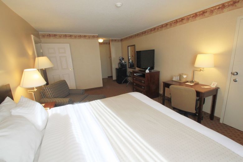 Hotel Fireside Inn & Suites
