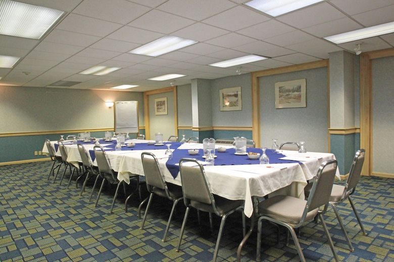 Hotel Fireside Inn & Suites