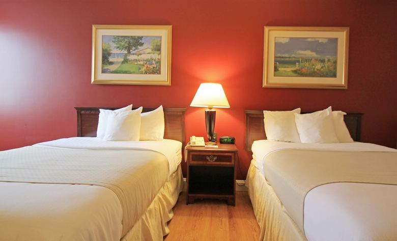 Hotel Fireside Inn & Suites