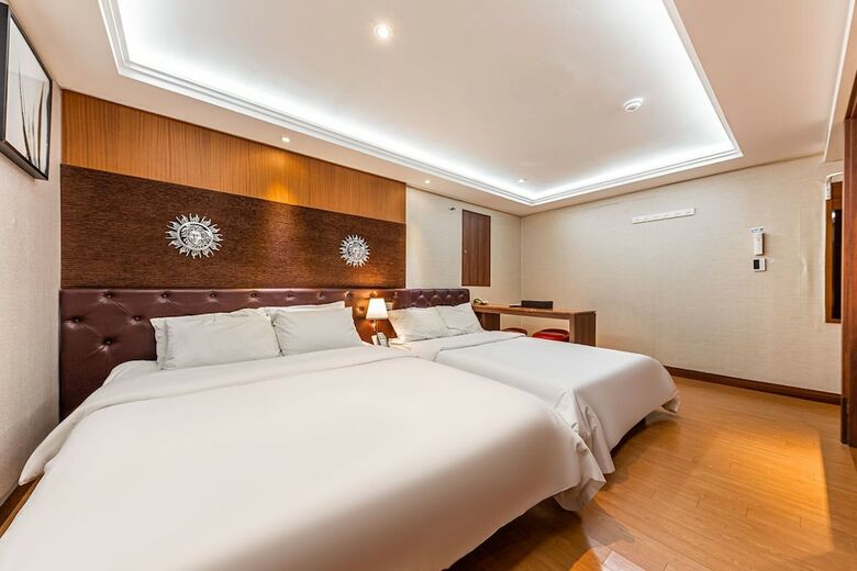 Friendly Dh Naissance Hotel By Mindrum Group