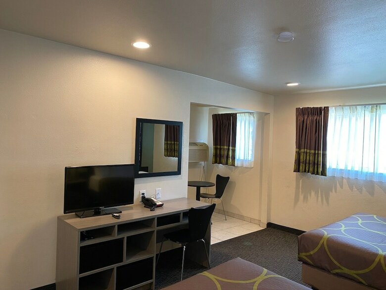 Motel Super 8 By Wyndham Monterey