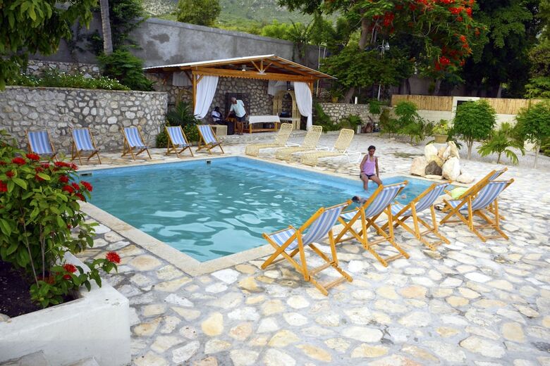 Ouanga Bay Beach Hotel