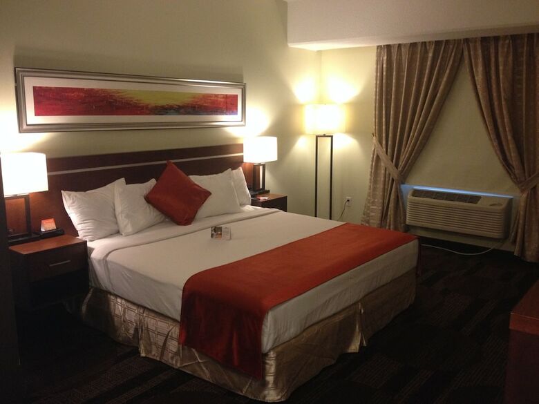 Howard Johnson Hotel By Wyndham Edmonton