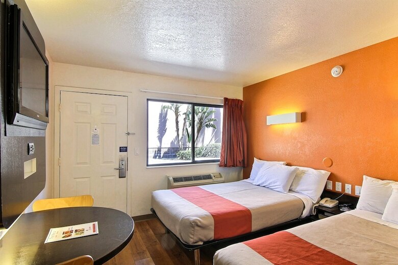 Motel 6 Santa Barbara, Ca - State Street