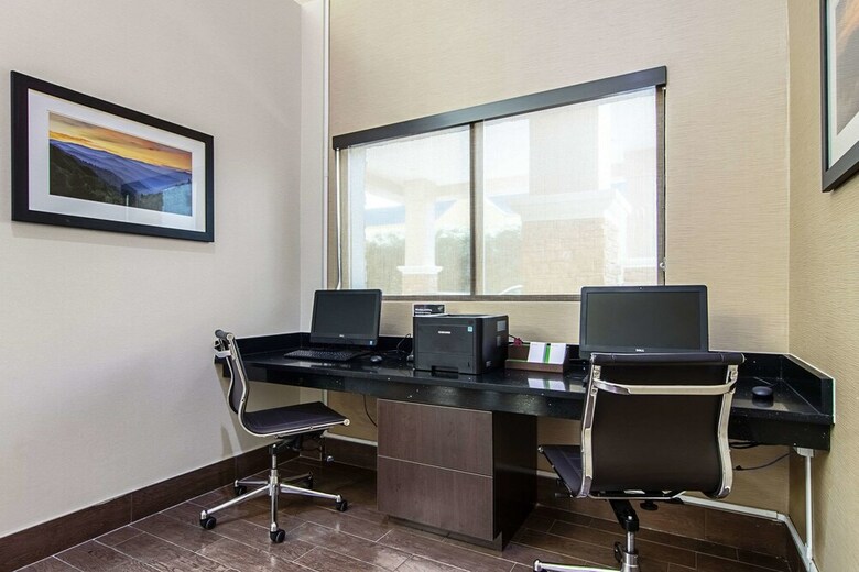Hotel Comfort Suites Airport