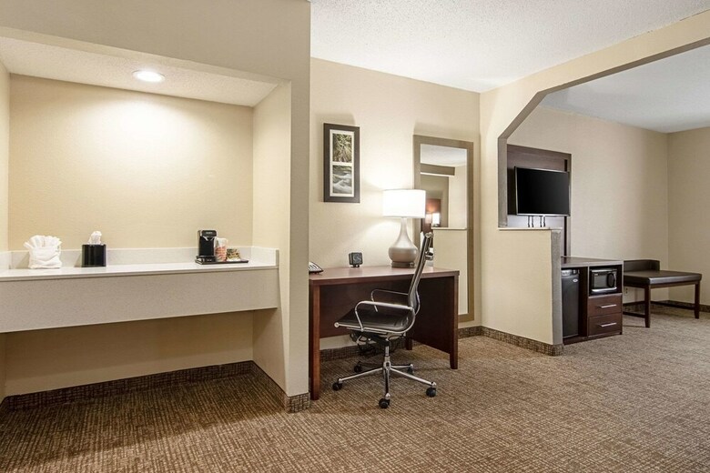 Hotel Comfort Suites Airport