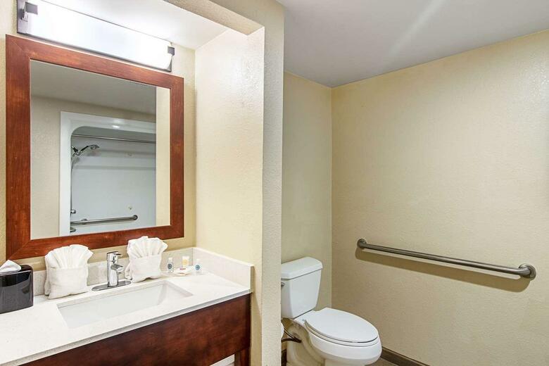 Hotel Comfort Suites Airport