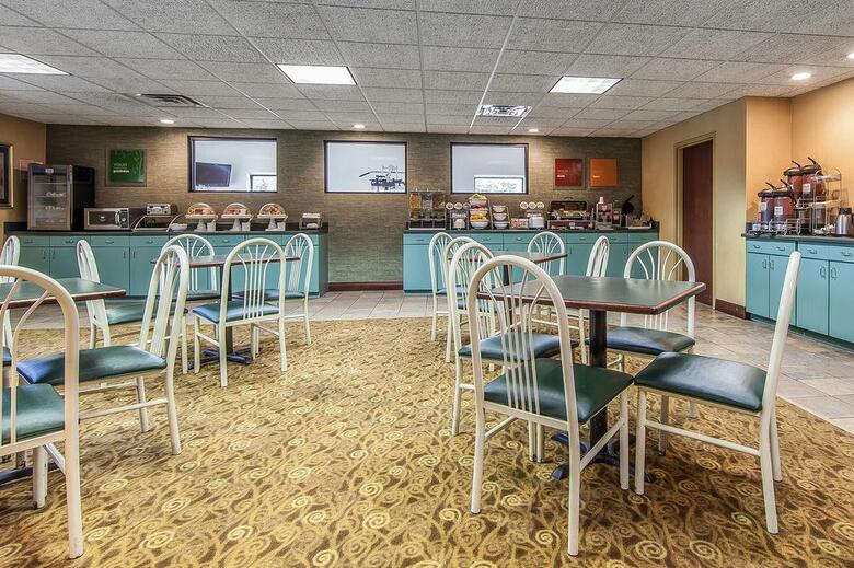 Hotel Comfort Suites Airport