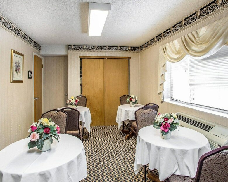 Hotel Rodeway Inn & Suites
