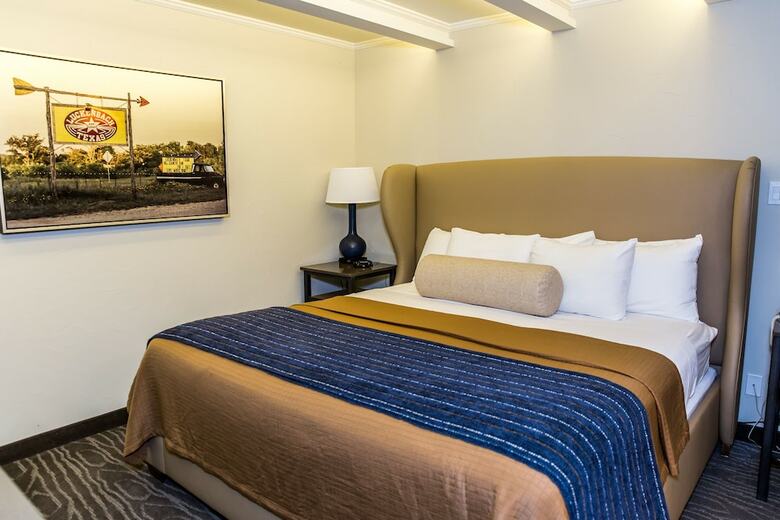 Hotel Fredericksburg Inn & Suites