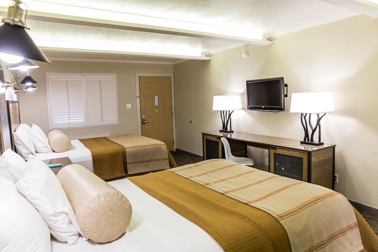 Hotel Fredericksburg Inn & Suites