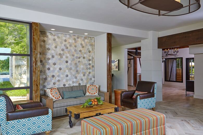 Hotel Fredericksburg Inn & Suites