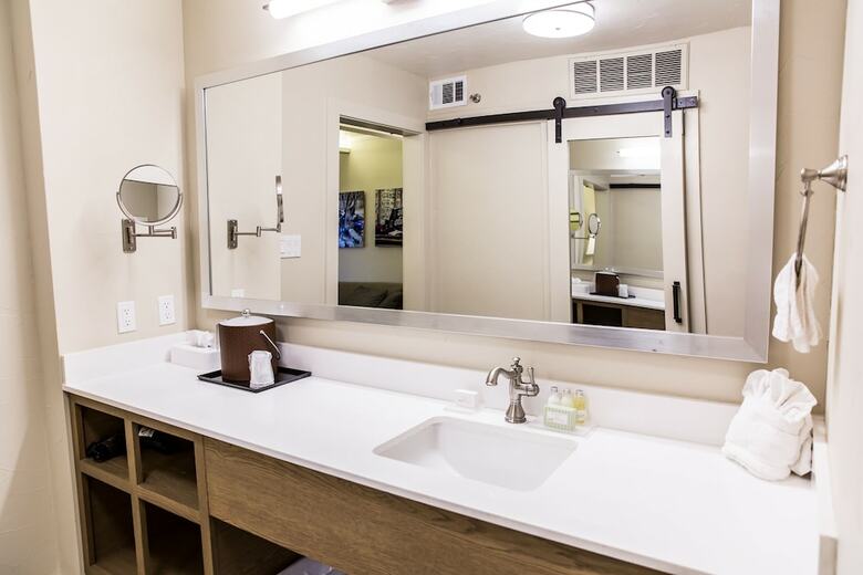 Hotel Fredericksburg Inn & Suites