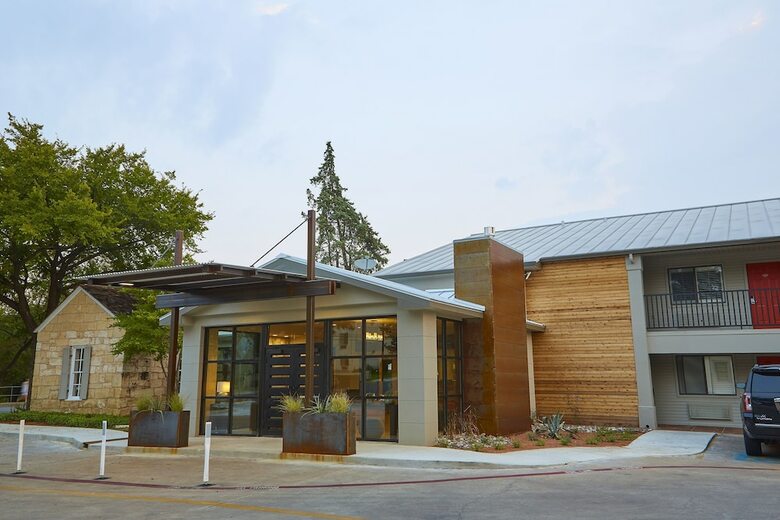 Hotel Fredericksburg Inn & Suites