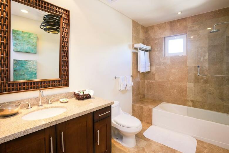 Hotel Grand Roatan Caribbean Resort