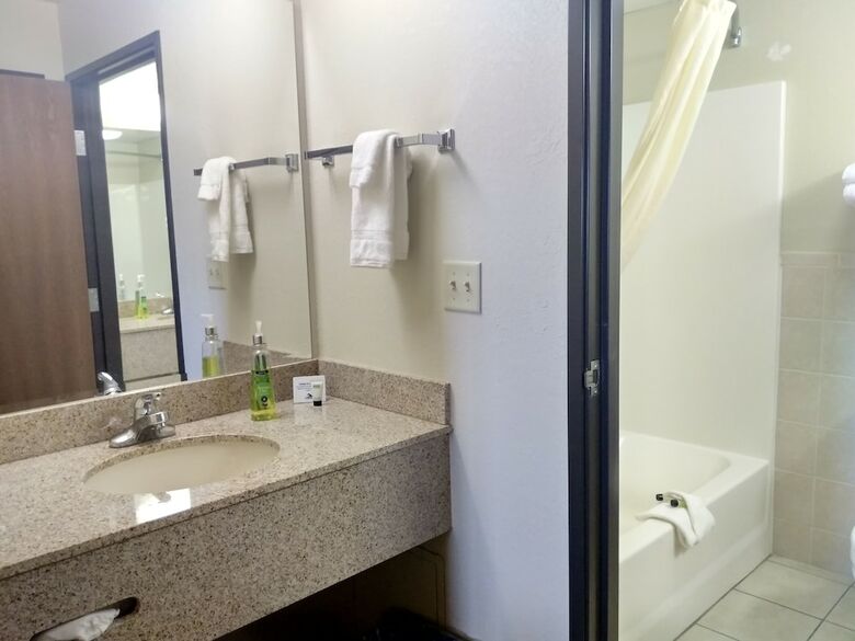 Madelia Hotel & Suites