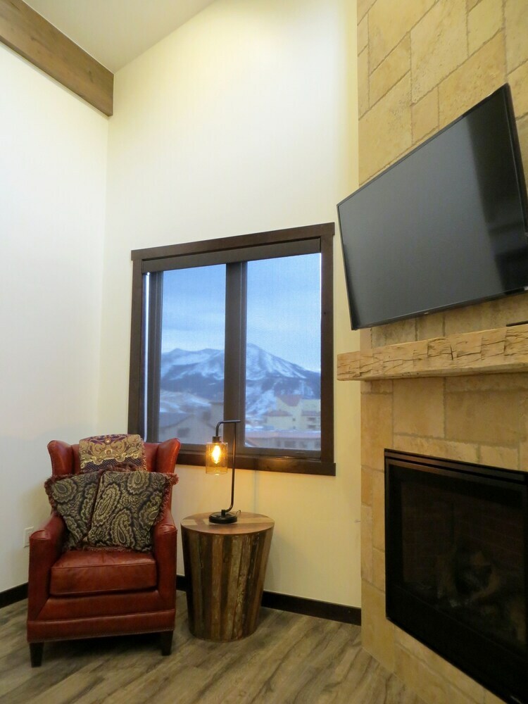 Crested Mountain North By Cb Lodging