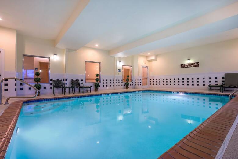 Holiday Inn Express Hotel & Suites Woodbridge