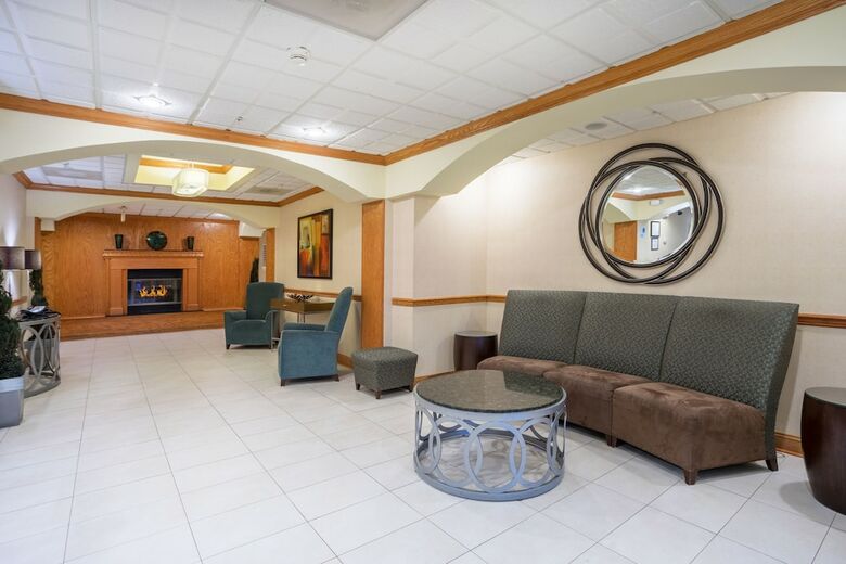 Holiday Inn Express Hotel & Suites Woodbridge
