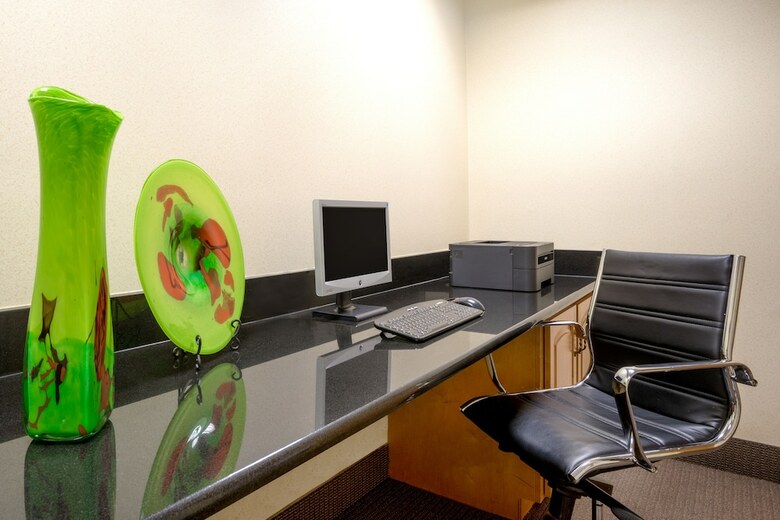 Holiday Inn Express Hotel & Suites Woodbridge