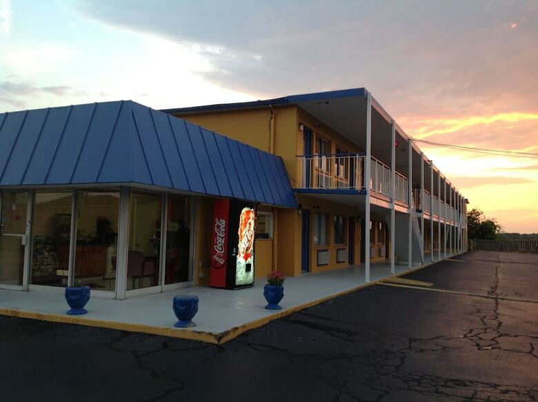 Motel Belmont Inn & Suites