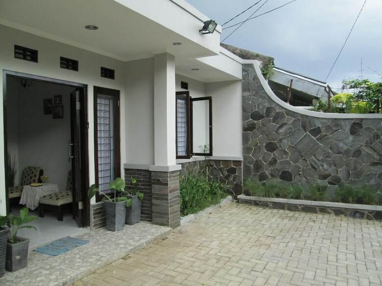 Hotel Elenor's Home