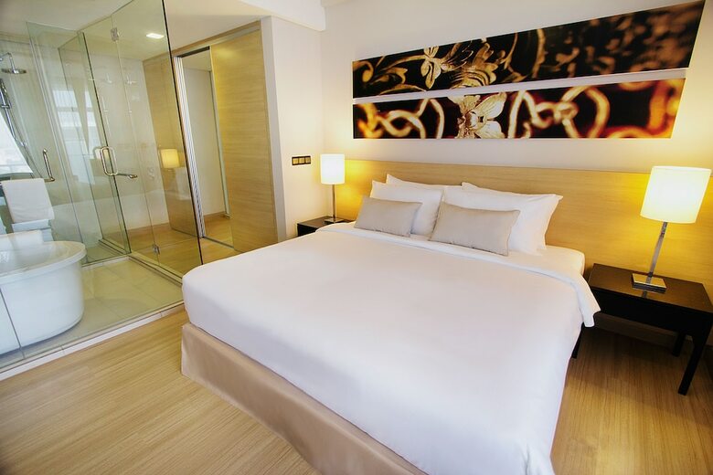 The Straits Hotel & Suites
