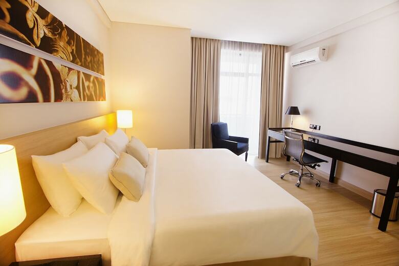 The Straits Hotel & Suites