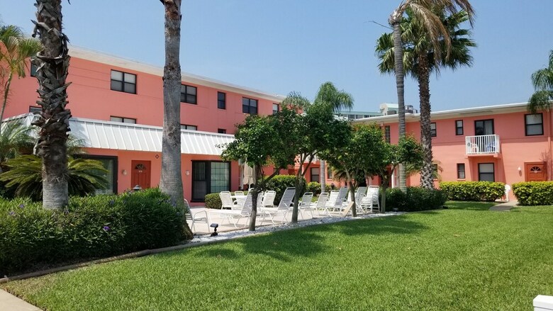 Hotel Gulf Winds Beach Resort