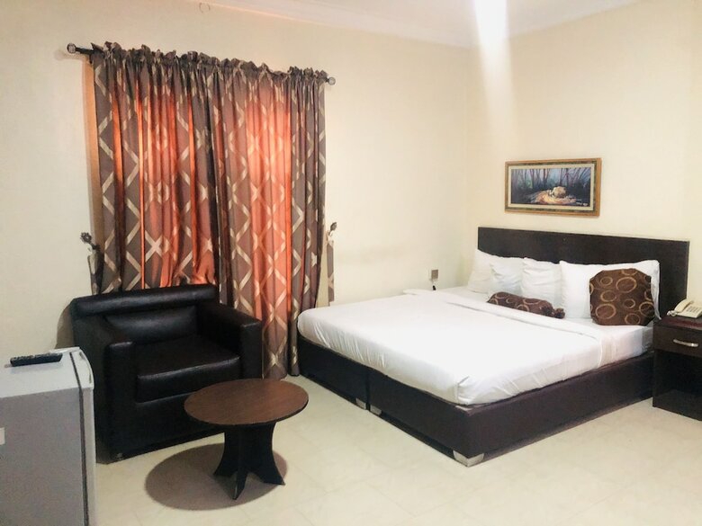 Hotel Mayors & Diplomat Suites Opebi