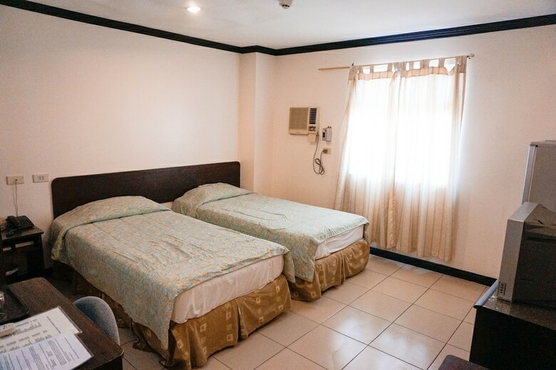 Crowne Garden Hotel