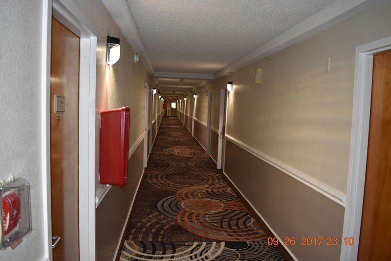 Hotel Skybridge Inn & Suites