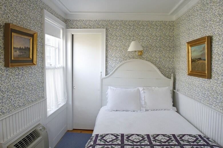 Bed & Breakfast Life House, Cliff Road
